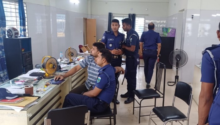 বগুড়ায় কার্গো সার্ভিস প্রতিষ্ঠানের অফিসে ডাকাতি সাড়ে ১৭ লাখ টাকা লুট বগুড়ায় কার্গো সার্ভিস প্রতিষ্ঠানের অফিসে ডাকাতি সাড়ে ১৭ লাখ টাকা লুট
