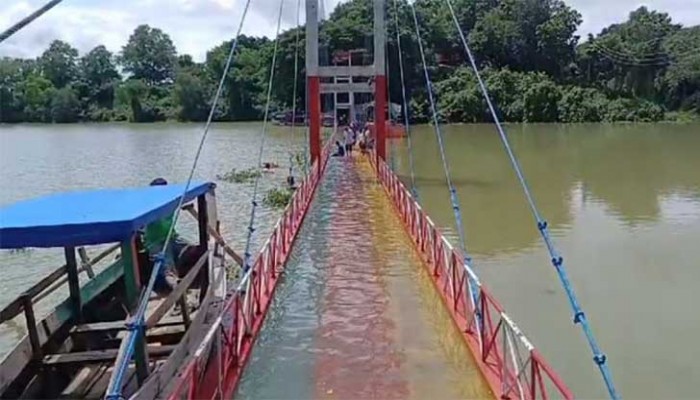 বাড়ছে কাপ্তাই হ্রদের পানি, ডুবছে ঝুলন্ত সেতু বাড়ছে কাপ্তাই হ্রদের পানি, ডুবছে ঝুলন্ত সেতু