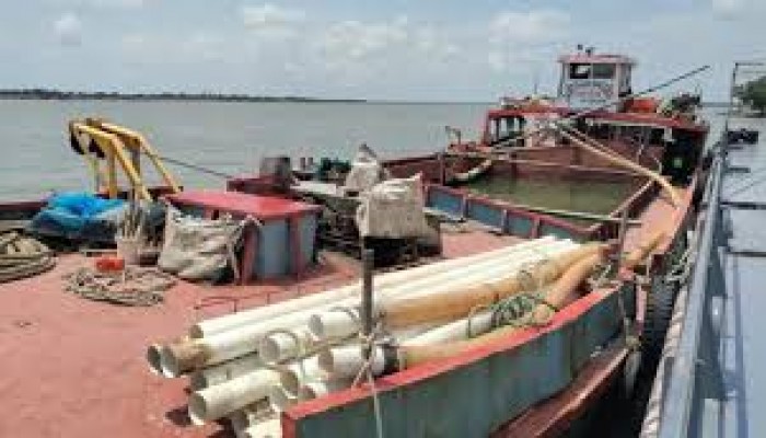 খোলপেটুয়া নদী থেকে অবৈধভাবে বালু উত্তোলনের সময় কার্গো আটক খোলপেটুয়া নদী থেকে অবৈধভাবে বালু উত্তোলনের সময় কার্গো আটক
