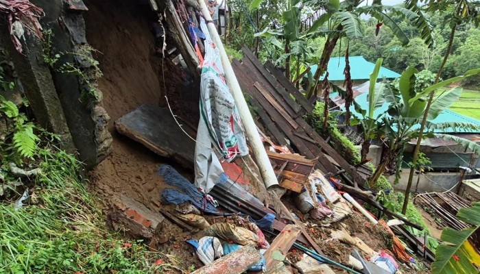 ভারী বৃষ্টিতে পাহাড়ধস, সড়কে যান চলাচল বিঘ্নিত ভারী বৃষ্টিতে পাহাড়ধস, সড়কে যান চলাচল বিঘ্নিত
