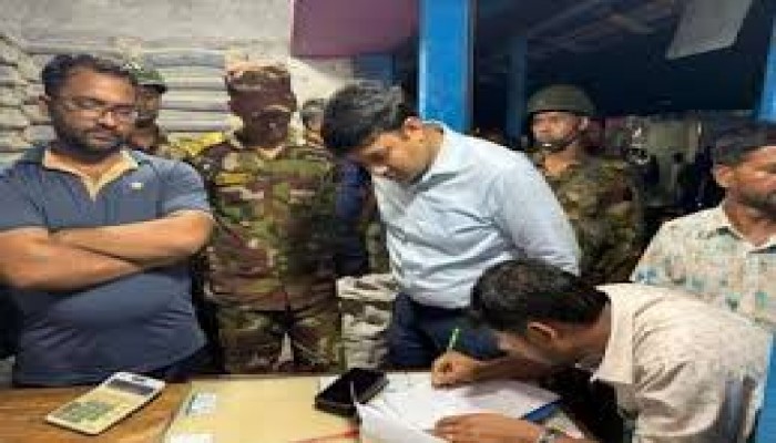 বোদায় অতিরিক্ত দামে সার বিক্রির অভিযোগে যৌথ বাহিনীর অভিযান বোদায় অতিরিক্ত দামে সার বিক্রির অভিযোগে যৌথ বাহিনীর অভিযান