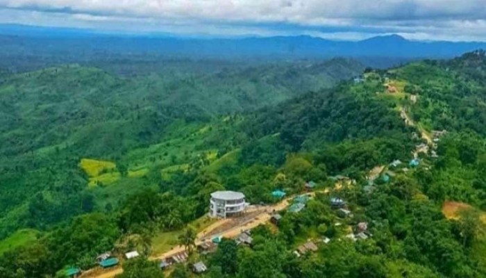 শতাধিক পর্যটক আটকা পড়েছেন শতাধিক পর্যটক আটকা পড়েছেন