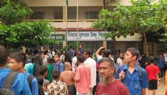 স্কুলের ল্যাবে বিকট শব্দ আগুন আতঙ্কে হুড়োহুড়িতে আহত ৫০ স্কুলের ল্যাবে বিকট শব্দ আগুন আতঙ্কে হুড়োহুড়িতে আহত ৫০