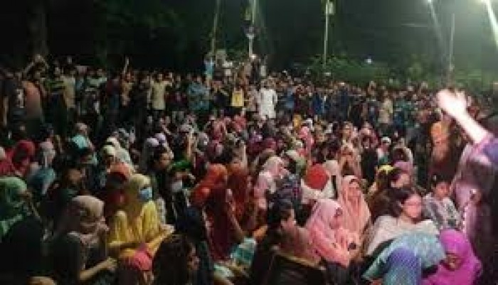 আন্দোলনের মুখে ঢাবি হলে ছাত্ররাজনীতি নিষিদ্ধ আন্দোলনের মুখে ঢাবি হলে ছাত্ররাজনীতি নিষিদ্ধ