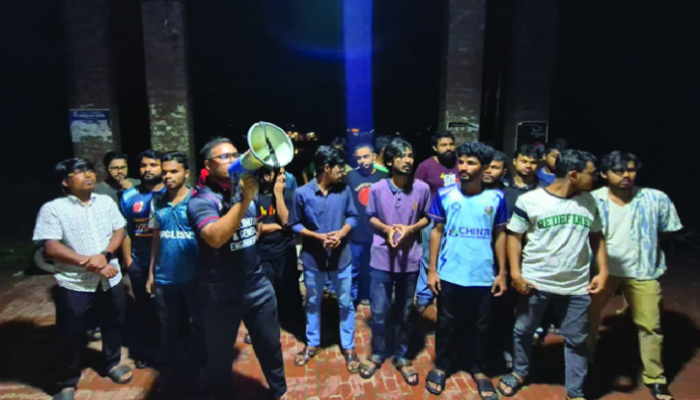 হলে ছাত্ররাজনীতি নিষিদ্ধের দাবিতে জাবি শিক্ষার্থীদের বিক্ষোভ হলে ছাত্ররাজনীতি নিষিদ্ধের দাবিতে জাবি শিক্ষার্থীদের বিক্ষোভ