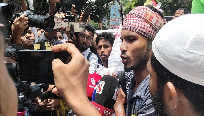 বঙ্গবন্ধুর প্রতিকৃতিতে ফুল দিতে গিয়ে হেনস্তার শিকার অনেকে বঙ্গবন্ধুর প্রতিকৃতিতে ফুল দিতে গিয়ে হেনস্তার শিকার অনেকে