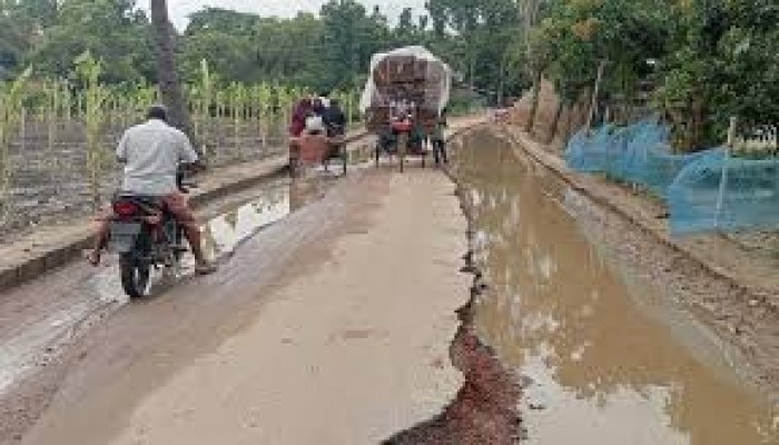 আত্রাইয়ের যাতায়াতের রাস্তায় ভোগান্তিতে শিক্ষক-শিক্ষার্থীরা আত্রাইয়ের যাতায়াতের রাস্তায় ভোগান্তিতে শিক্ষক-শিক্ষার্থীরা