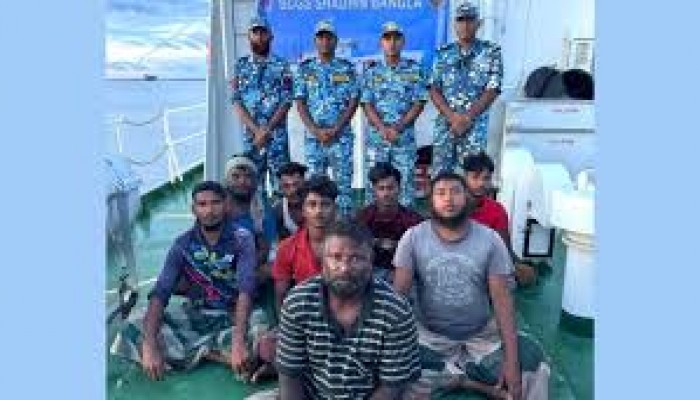 সাগরে ভাসতে থাকা ৮ জেলেসহ ফিশিং বোট উদ্ধার সাগরে ভাসতে থাকা ৮ জেলেসহ ফিশিং বোট উদ্ধার