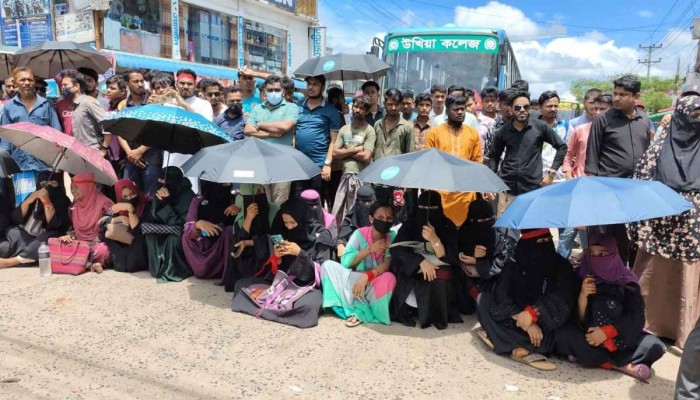 রোহিঙ্গা ক্যাম্পের চাকরিচ্যুত শিক্ষকদের সড়ক অবরোধ রোহিঙ্গা ক্যাম্পের চাকরিচ্যুত শিক্ষকদের সড়ক অবরোধ