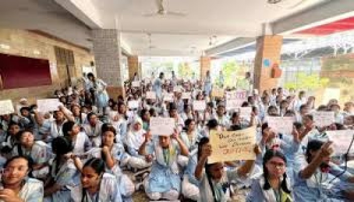হিজাব বিতর্কে শিক্ষক বরখাস্ত উত্তাল ভিকারুননিসা হিজাব বিতর্কে শিক্ষক বরখাস্ত উত্তাল ভিকারুননিসা