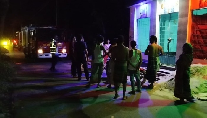 গাইবান্ধায় রাতের আঁধারে দুর্গা প্রতিমায় আগুন গাইবান্ধায় রাতের আঁধারে দুর্গা প্রতিমায় আগুন