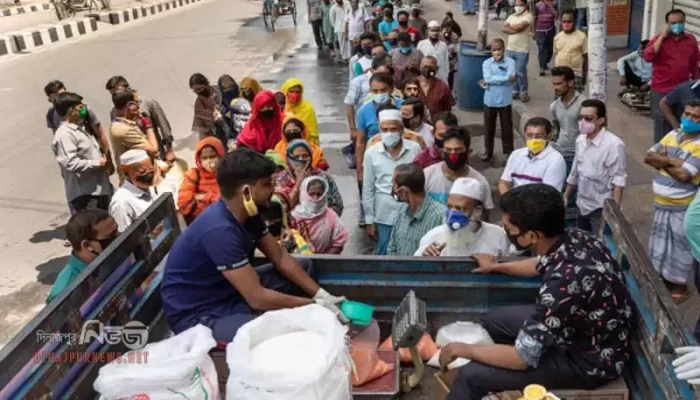 চাটমোহরে ওএমএসের আটা না পেয়ে ফিরে যাচ্ছে মানুষ চাটমোহরে ওএমএসের আটা না পেয়ে ফিরে যাচ্ছে মানুষ