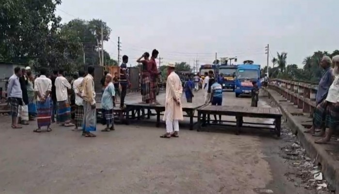 ফরিদপুরের ভাঙ্গায় সড়ক-রেলপথ অবরোধ: ২১ জেলার যোগাযোগ বিচ্ছিন্ন, ইউপি চেয়ারম্যান আটক ফরিদপুরের ভাঙ্গায় সড়ক-রেলপথ অবরোধ: ২১ জেলার যোগাযোগ বিচ্ছিন্ন, ইউপি চেয়ারম্যান আটক